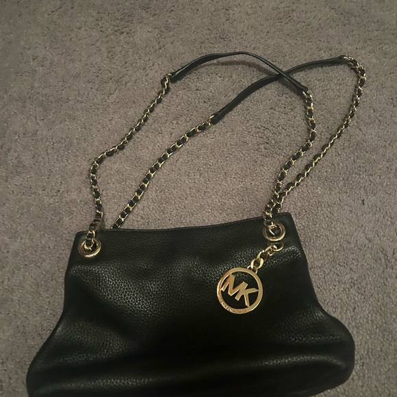 Black Michael kors crossbody shoulder purse with gold chain - Picture 4 of 10